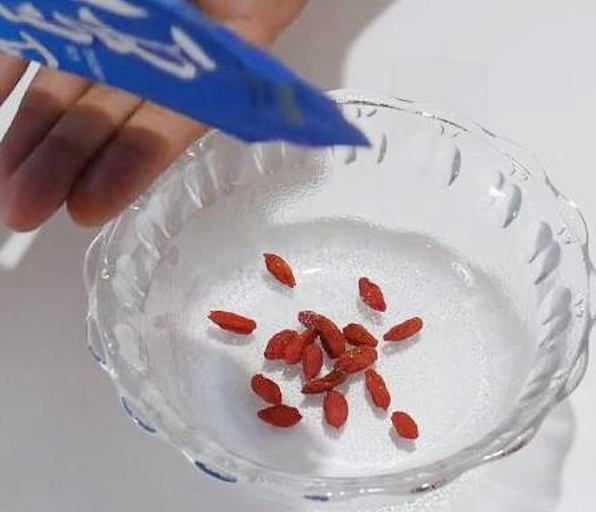 手绘风格插画:展示标准化枸杞水制备流程——使用温度计确认水温85℃,计时器显示10分钟浸泡,玻璃器皿凸显液体澄澈度,枸杞颗粒饱满未破碎,强调操作可重复性 枸杞水冲泡过程示意图:玻璃茶壶中放入10克中宁枸杞,注入85℃热水,静置10分钟,水面漂浮少量枸杞皮,液体呈透亮金黄色