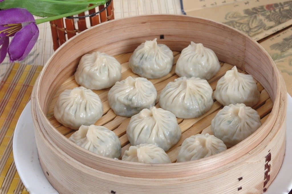 俯拍蒸笼内部:20个包菜包子整齐排列,褶纹清晰立体,表皮洁白微泛油光,蒸汽正从笼缝均匀溢出,背景可见水沸翻滚状态,温度计显示锅内蒸汽温度98℃ 包菜包子蒸制过程特写