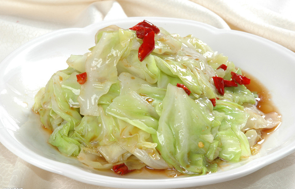 高清成品图:醋溜包菜色泽、酱汁分布、配料点缀细节,强调‘亮’‘脆’‘润’质感 蒜蓉醋溜包菜成品特写:翠绿油亮的包菜片整齐铺于白瓷盘中,表面泛着琥珀色酱汁光泽,撒有细碎金黄蒜末与翠绿葱花,热气微升