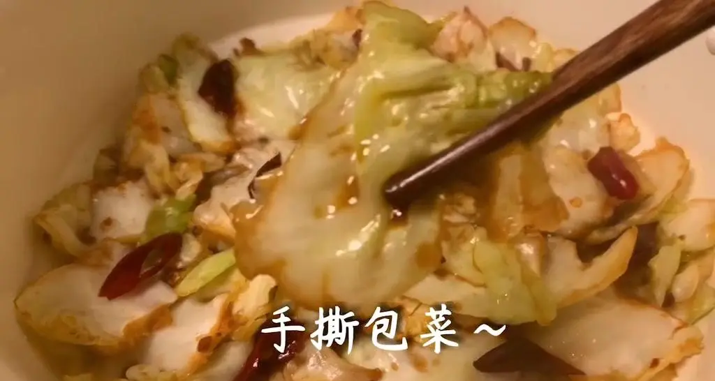对比教学图:手撕 vs 刀切包菜形态差异,突出纹理、色泽、水分状态,用于直观理解处理要点 圆包菜对比图:左侧为正确手撕包菜片(边缘毛糙、大小均匀、青翠饱满),右侧为错误刀切细丝(断面整齐、颜色偏暗、局部萎蔫)