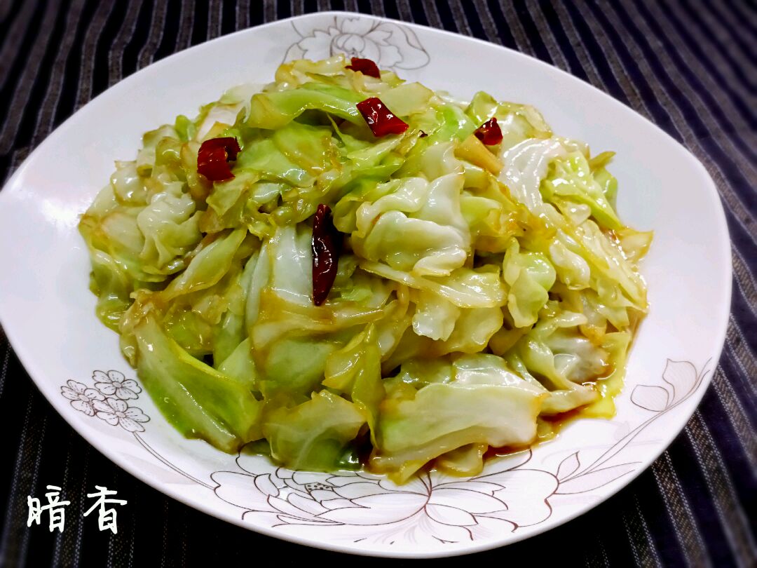 成品麻辣白菜装盘效果