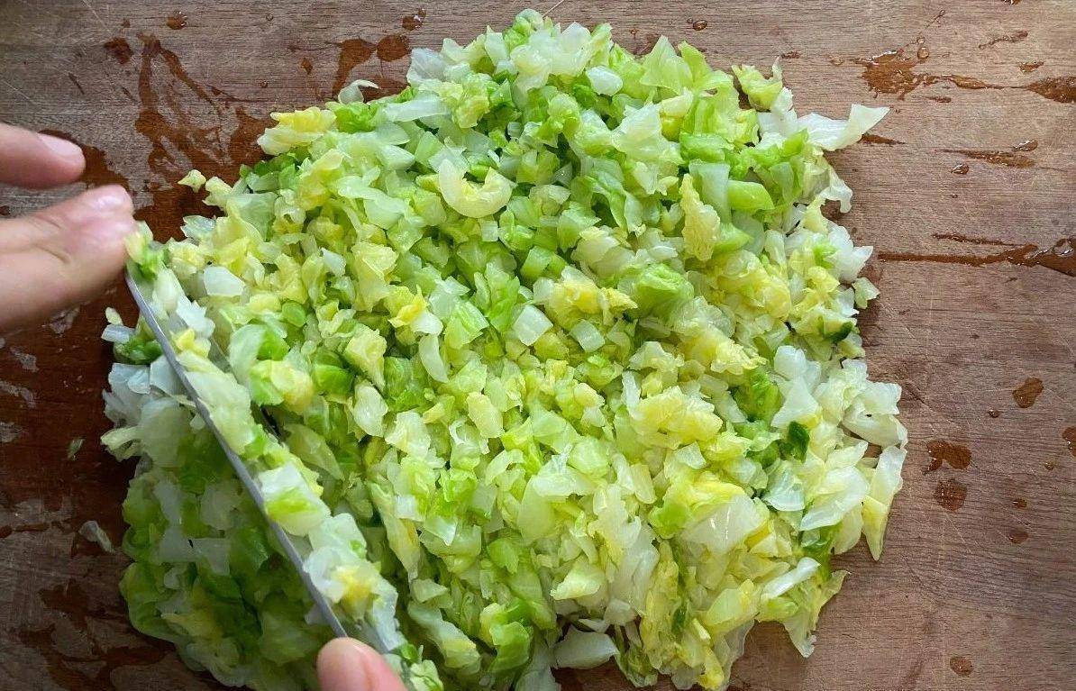 厨房中正在切开的卷心菜剖面图