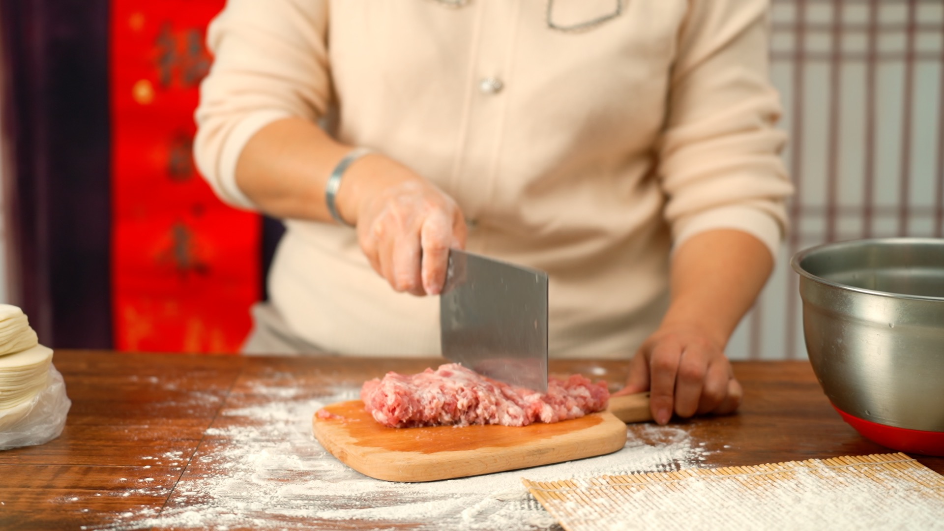 一位家庭主妇正在木质案板上擀饺子皮,旁边放着盛有绿色混合馅料的碗,馅料可见明显的菠菜颗粒与荠菜碎末,桌上散落着新鲜鸡蛋和小葱,体现温馨自然的烹饪氛围 家庭厨房中制作菠菜荠菜饺子的场景
