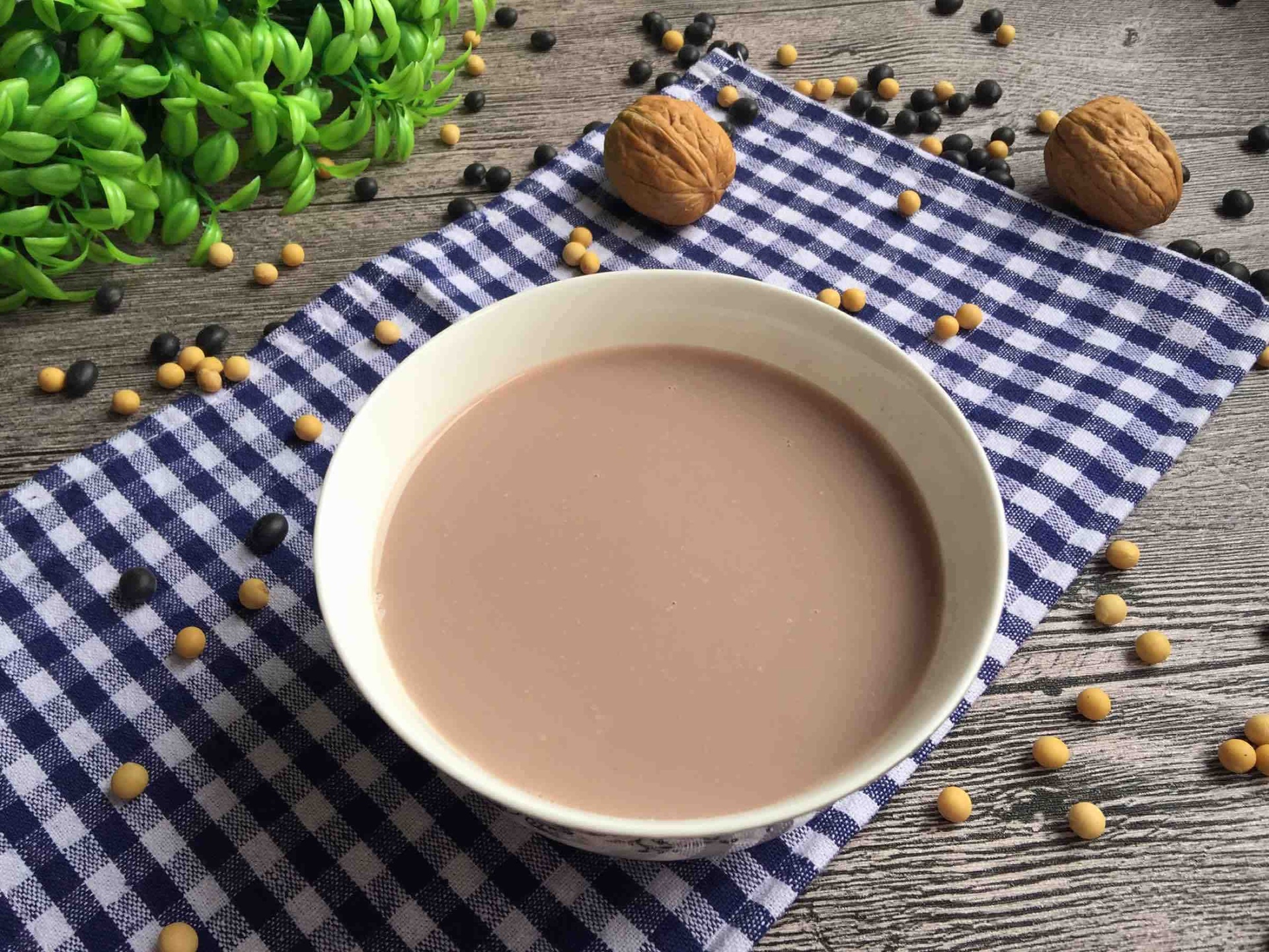 儿童饮用黑豆浆场景