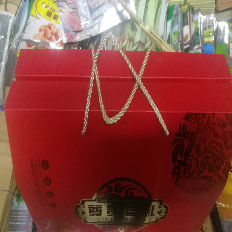 中华寿桃传统礼盒特写：三层雕花木质礼匣打开状态，内衬绛红丝绒，整齐码放六枚匀称饱满的中华寿桃（单果约1.2斤），桃身贴有烫金“寿”字标贴，匣盖内侧印有《诗经·小雅》“如月之恒，如日之升”篆书诗句