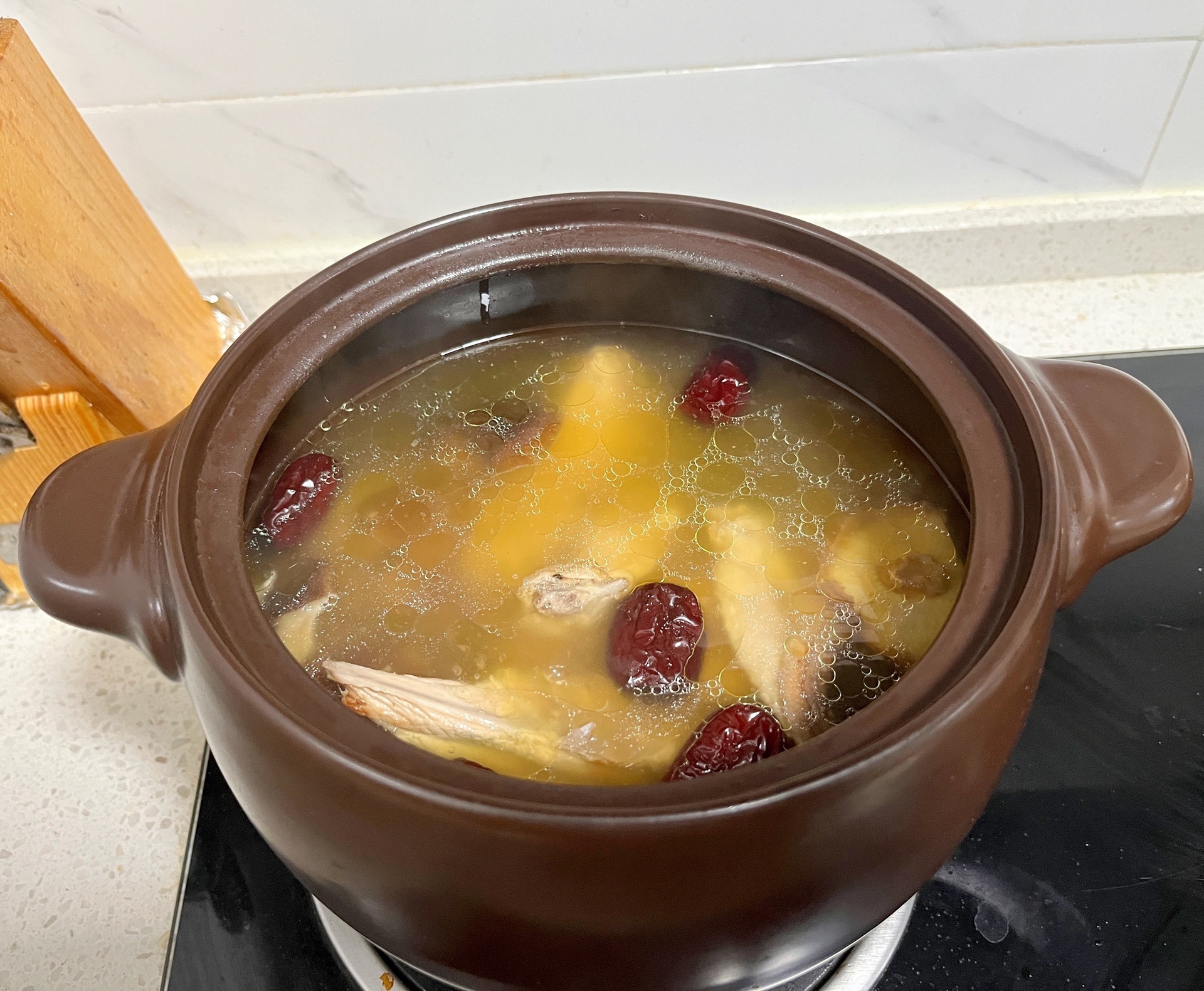 锥栗红枣炖鸡汤成品特写