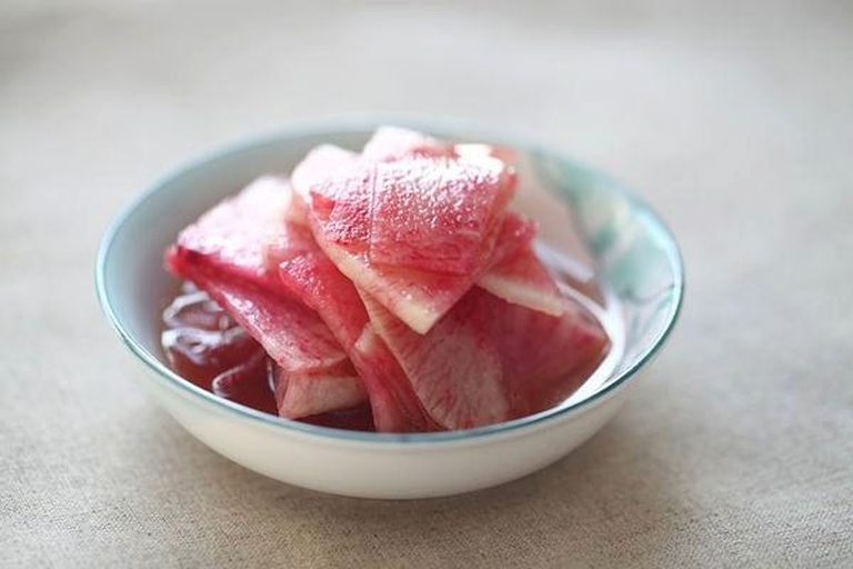 小红皮萝卜三种科学食用方式实物对比:直观呈现生食、短焯、轻渍三种处理后的形态、色泽与质感差异,强调操作时间与辅料细节 小红皮萝卜三种食用方式对比图:左为带皮生切薄片配蜂蜜柠檬汁,中为25秒焯烫后冰镇脆片,右为24小时海盐轻渍半透明脆片,三者均置于白瓷盘中,背景为木质砧板