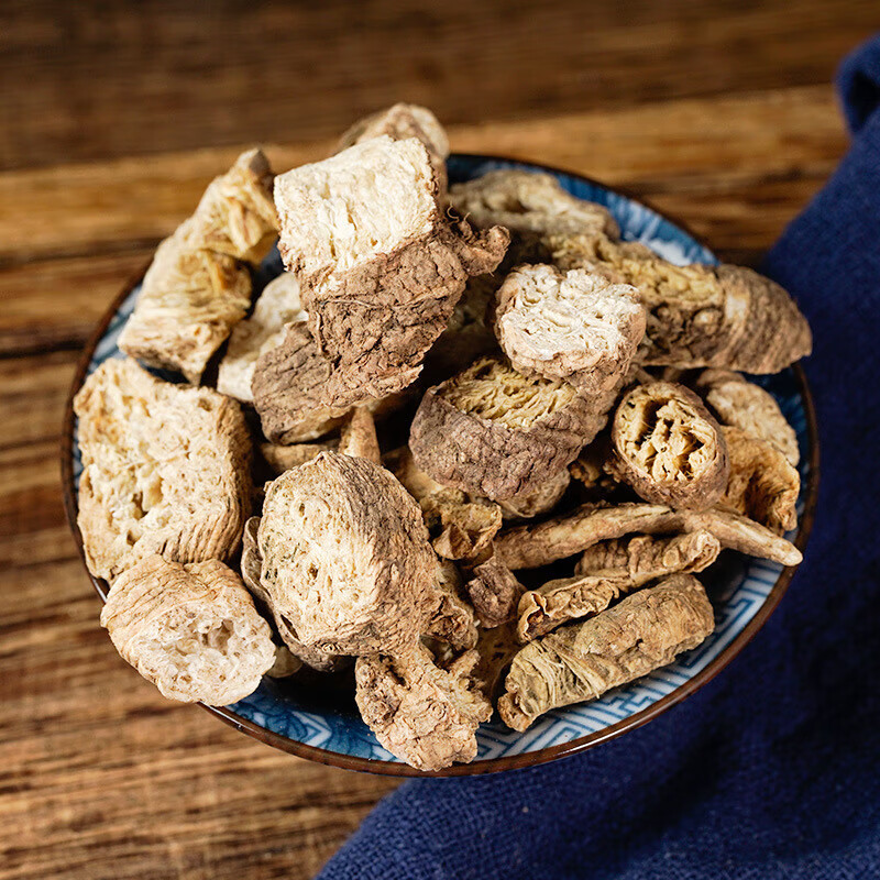 中医师正在准备药材