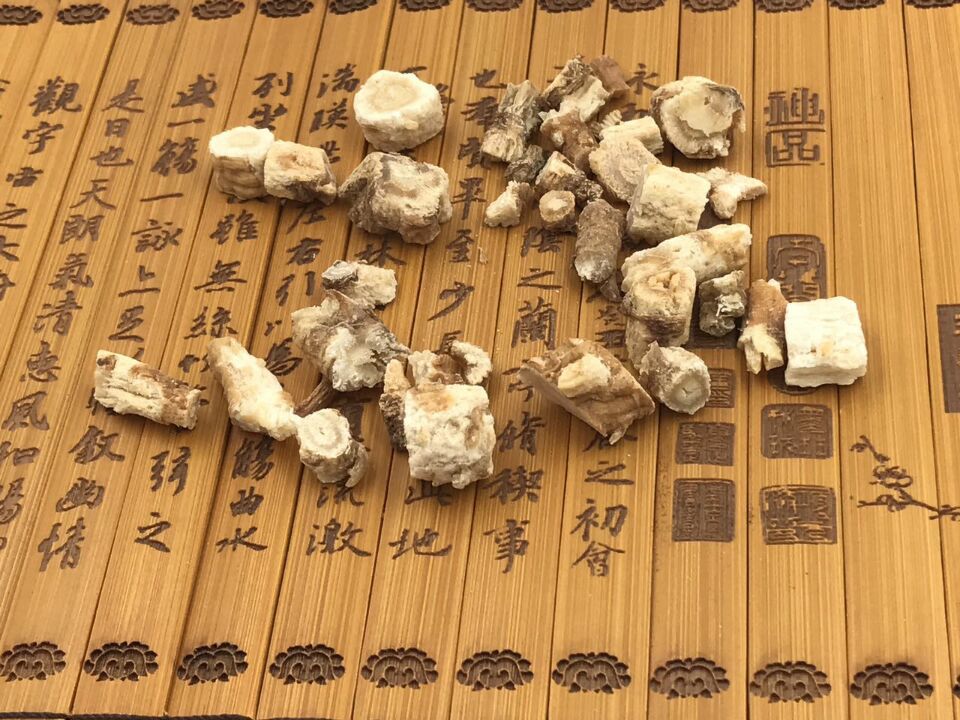一张模拟电商详情页的拍摄图:浅灰色背景上摆放三盆不同高度的金镶玉竹盆栽,置于黑陶圆盆中;竹竿金绿分明,叶片清新鲜亮;旁边配有卷轴、毛笔、茶杯等中式元素道具,突出文化格调,适合用于线上店铺主图或社交媒体推广素材 金镶玉竹盆栽电商展示场景