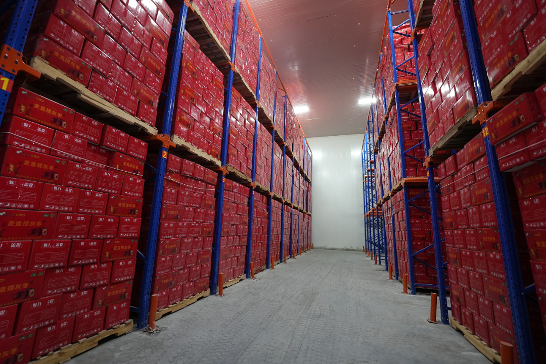 红布林专业仓库内部场景,多名身穿制服的技术人员正在对一只爱马仕包进行清洁、编号和鉴定操作,工作台上摆放着放大镜、皮具护理工具和电子检测设备,环境整洁有序 红布林仓库中的商品鉴定与养护流程