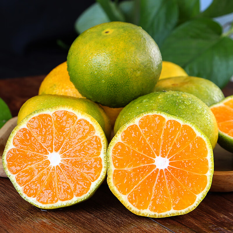 一个新鲜橙子被横向切开,露出果肉部分,果肉中可见局部区域呈现深褐色至黑色的斑点或条纹,周围果肉仍保持正常的橙黄色,背景为浅色木质桌面,光线柔和 橙子切开后内部有黑色斑点