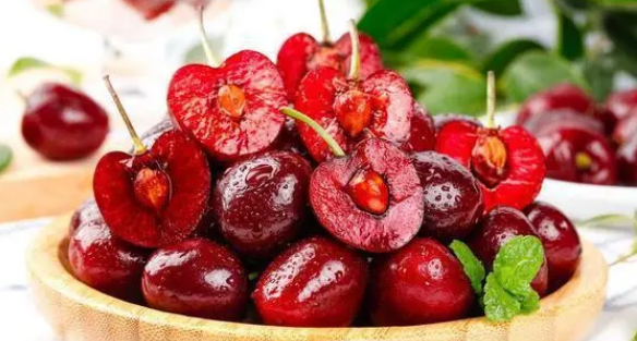 车厘子剖面图展示果核周围褐色区域