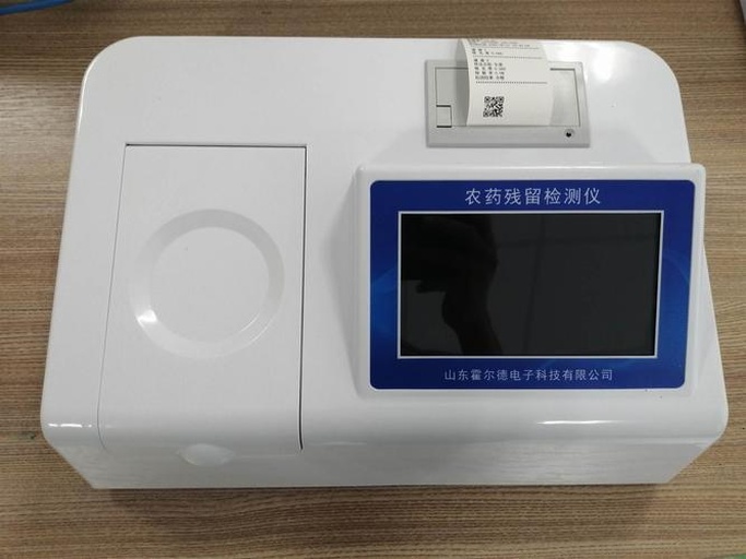 实验室检测人员操作仪器场景