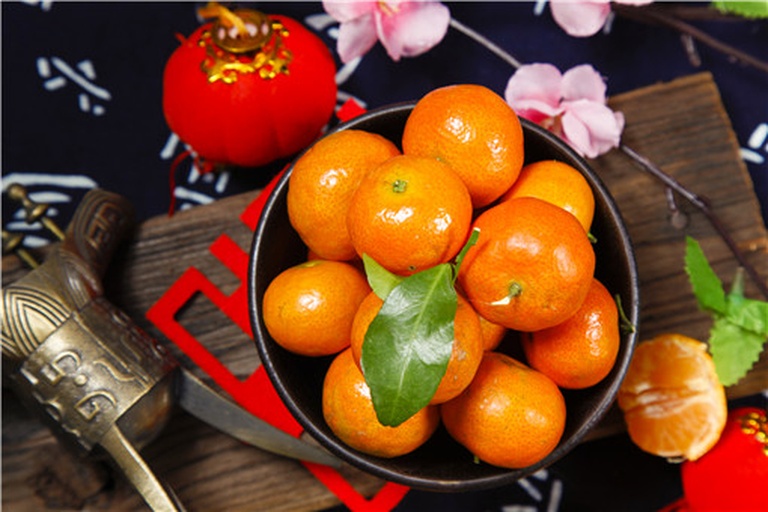 金桔盆栽与红包、春联、福字等春节装饰共同陈列