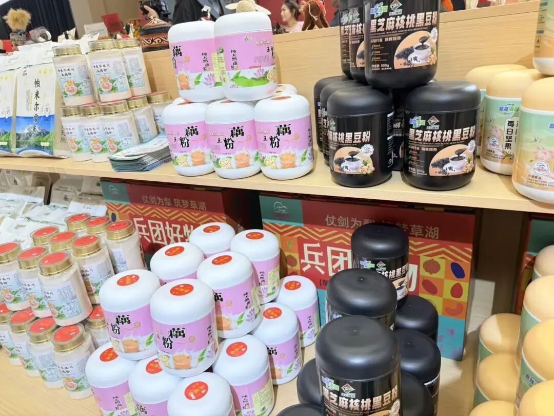 一个超市货架上陈列多种黑芝麻相关产品,包括玻璃瓶装黑芝麻粒、独立包装黑芝麻粉、芝麻酱、黑芝麻丸等,标签清晰可见,消费者正在仔细阅读成分表进行比较选购 超市货架上不同品牌的黑芝麻产品对比展示