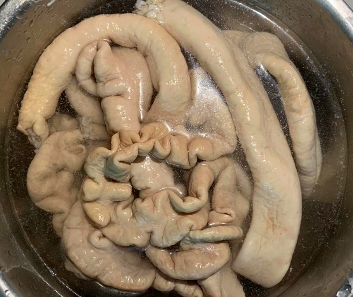 清洗猪大肠过程特写