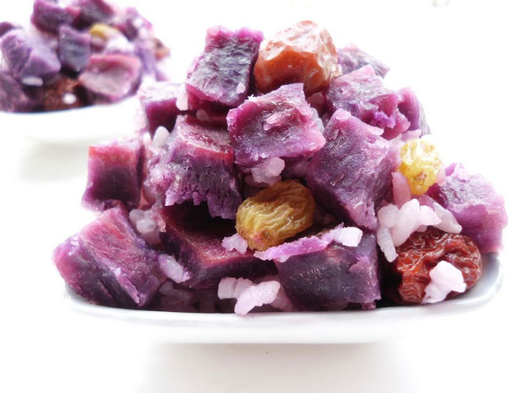 俯拍高清美食摄影:木质砧板中央摆放四小份不同形态的红薯制品——左上为去皮蒸熟的金黄蜜薯泥(表面微光,质地绵密);右上为切块烤制的焦糖化红薯(边缘微褐起皱,糖汁渗出);左下为手作红薯面条(浅橙色、半透明、柔韧卷曲);右下为紫薯酸奶杯(分层清晰:底层紫薯泥、中层无糖酸奶、顶层蓝莓与奇亚籽)。所有食材自然光下呈现真实色泽,无过度滤镜 厨房特写:多种红薯烹饪方式对比图