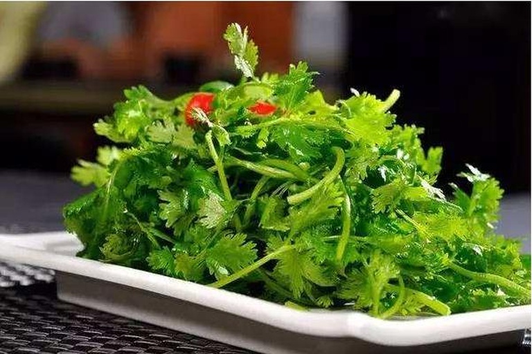 信息图表展示香菜的主要营养成分,包括维生素C、β-胡萝卜素、钾、膳食纤维等含量对比柱状图,配以香菜图案和单位标注,风格简洁专业 香菜营养成分图表示意