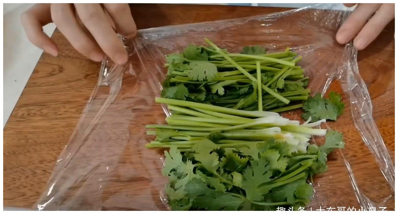 一张信息图展示三种大叶香菜储存方法:左侧为带根浸泡法(香菜根部插入玻璃杯水中,上覆保鲜膜);中间为冷冻分装法(冰格中盛有切碎香菜与油滴);右侧为干燥悬挂法(几束香菜倒挂在通风阴凉处)。每种方法配有简要文字说明与保鲜时长标注 大叶香菜的保鲜储存方式对比图示