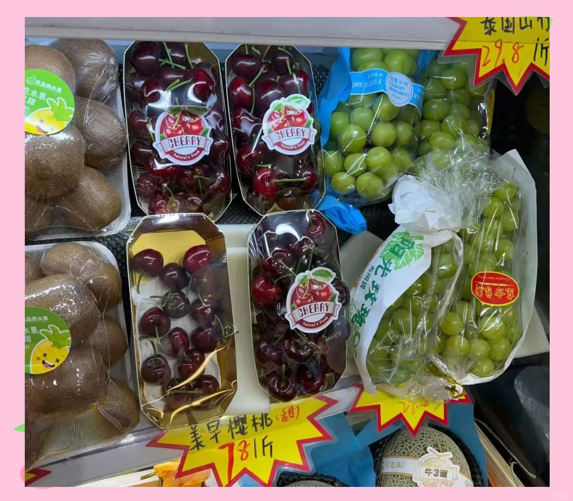 超市货架上不同猕猴桃品种陈列对比图