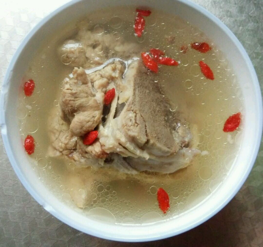 成品黑豆猪骨汤盛碗图