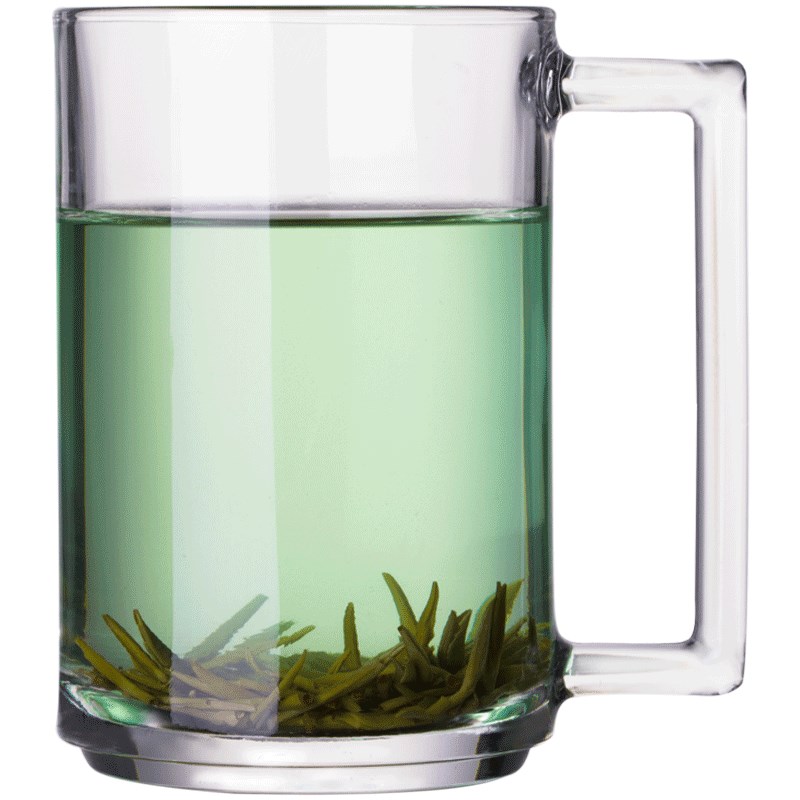 柠檬绿茶饮品实景图:玻璃杯装柠檬绿茶,配有新鲜柠檬片和绿茶叶,展示饮品的天然原料组成 一杯透明玻璃杯中盛有淡黄绿色液体,表面漂浮着一片新鲜柠檬切片,背景为散落的绿茶叶和整颗柠檬,整体呈现清新自然风格