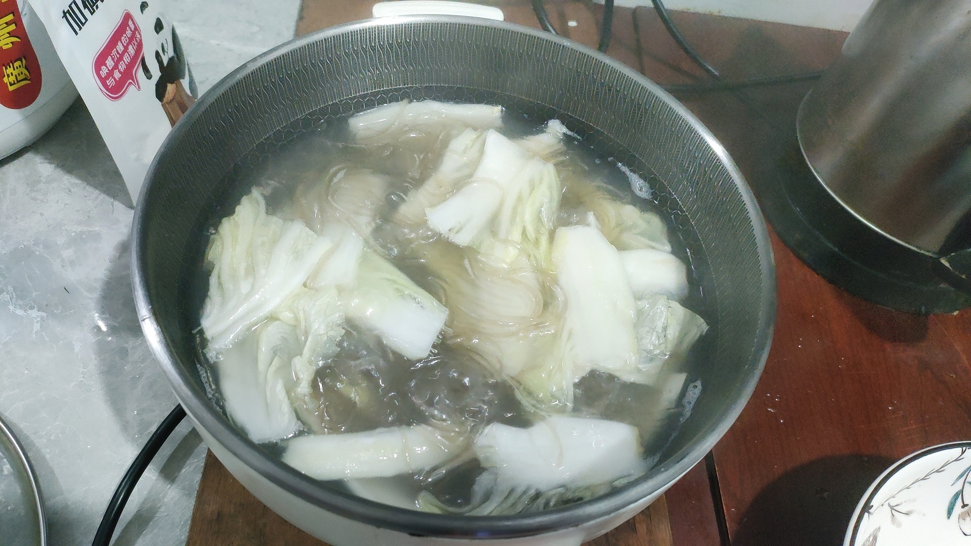 白菜炒粉丝翻炒过程
