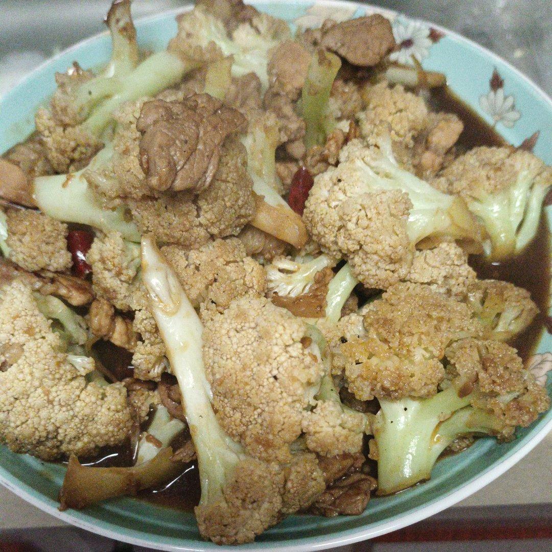 餐桌上的三道菜花菜肴:左上为蒜蓉清炒白色菜花,右上为烤制金黄色菜花块,下方为菜花浓汤,配以香草点缀,展现多样烹饪方式 菜花多种烹饪成品图