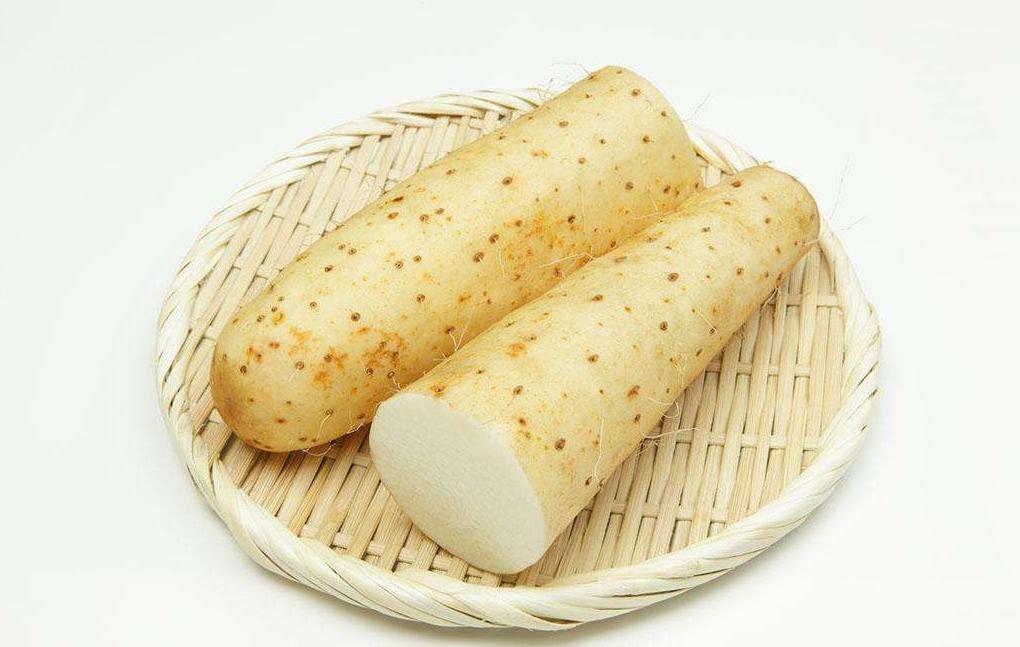 市场摊位上的山药与牛蒡陈列