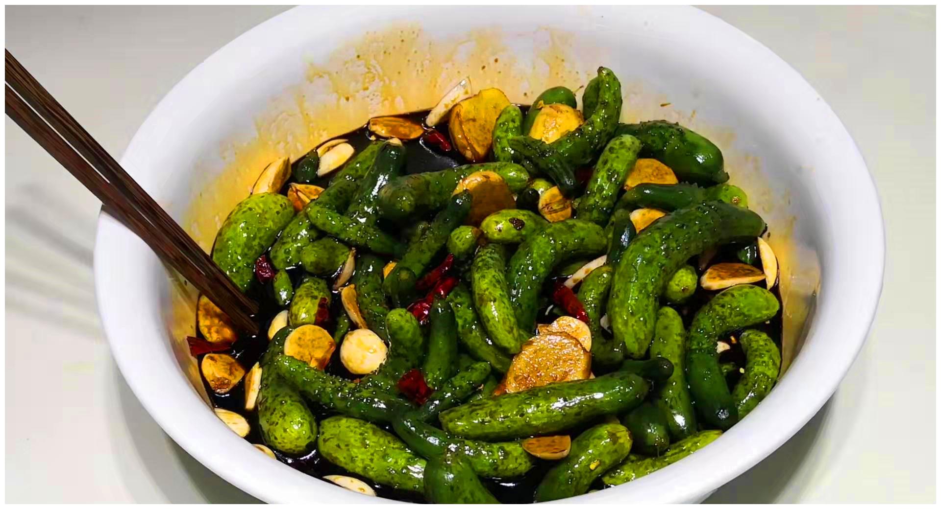 凉拌小黄瓜成品特写