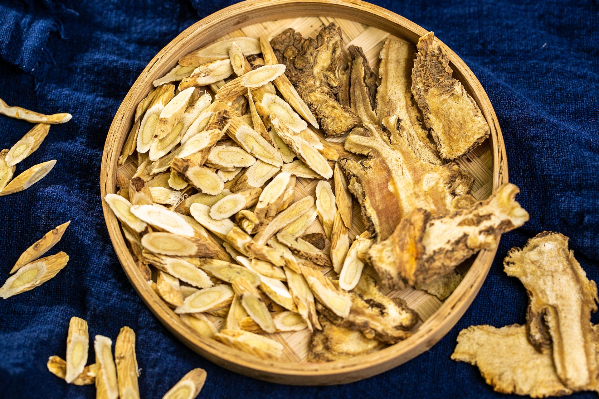 兽医手持显微镜观察动物血液样本并对照黄芪干预前后免疫指标变化图表