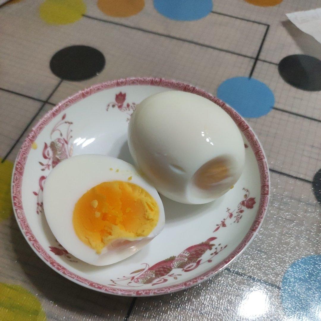 一盘完整的水煮鸡蛋与一盘边缘焦黄的煎蛋并列摆放,背景为厨房台面,突出不同烹饪方式对鸡蛋保存的影响 水煮鸡蛋与煎蛋对比图