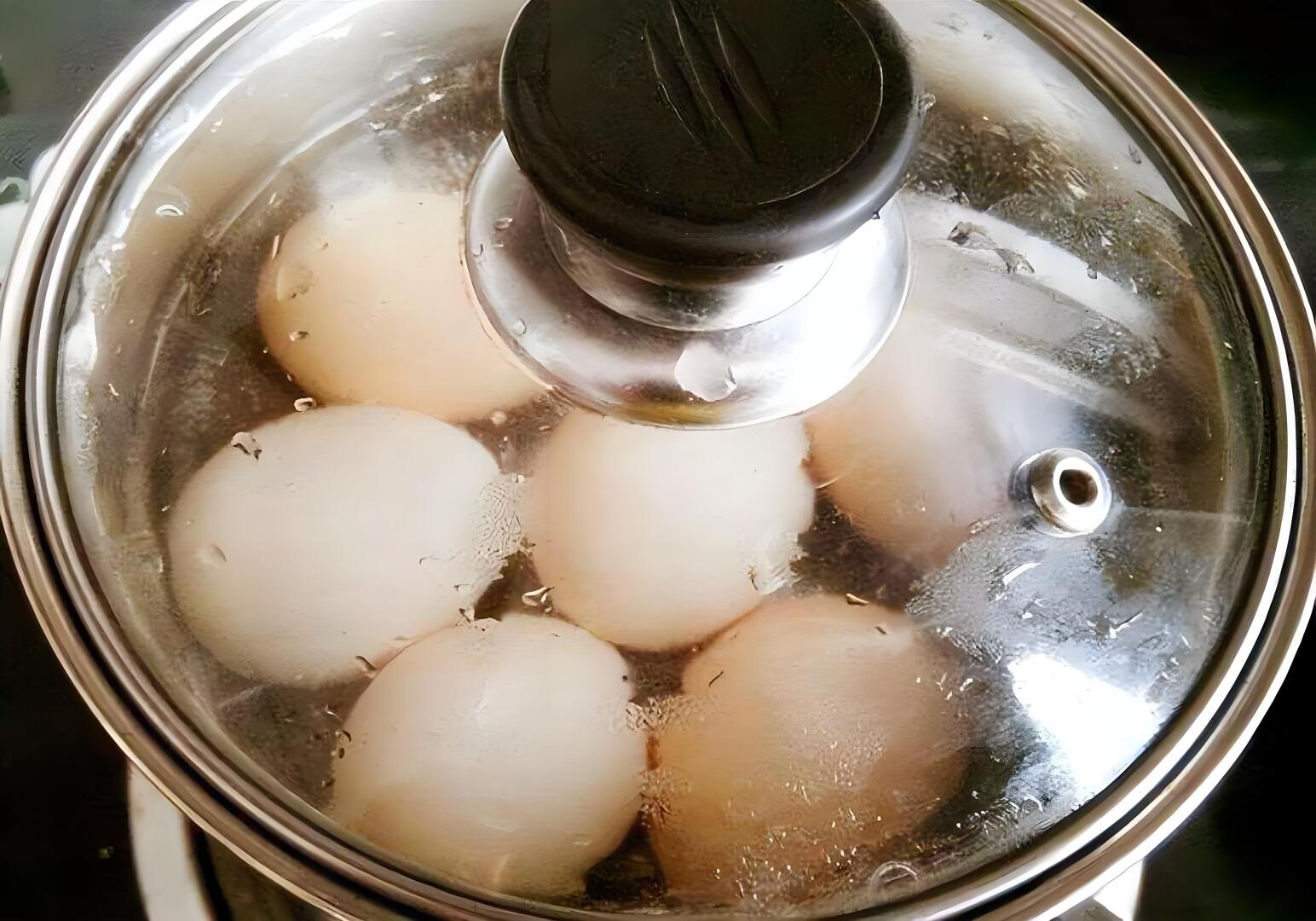 一位主妇在明亮的厨房里将几枚带壳鸡蛋轻轻放入沸腾的锅中,旁边放着计时器和竹制锅盖,展现安全健康的烹饪过程 家庭厨房中正在煮鸡蛋的场景