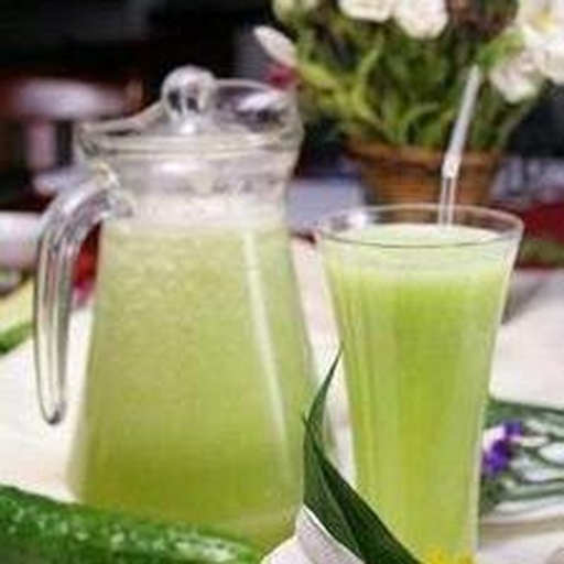 三只透明玻璃杯并列摆放:左侧为鲜枣水(淡黄色透明液体,内有两颗完整鲜枣),中间为市售含糖饮料,右侧为白开水;背景为夏日户外野餐布景,有遮阳伞和绿植,突出健康饮品选择主题 夏季饮品对比图