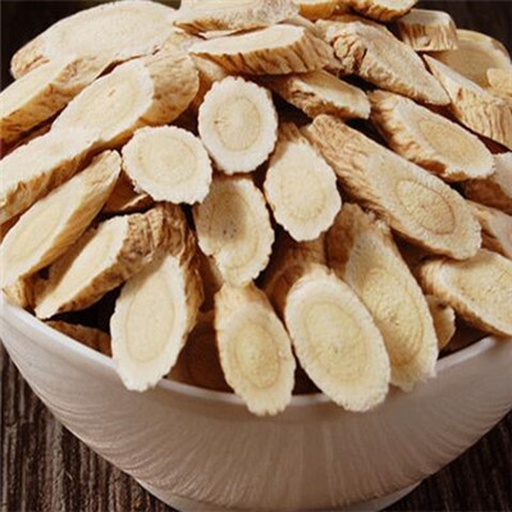 两张并列中药材图片,左侧为淡黄色、条直的黄芪切片,表面有纵向皱纹;右侧为红棕色、略带光泽的红芪切片,质地较硬,断面呈纤维状结构。背景为木质中药柜,体现传统中医药环境 黄芪与红芪药材对比图