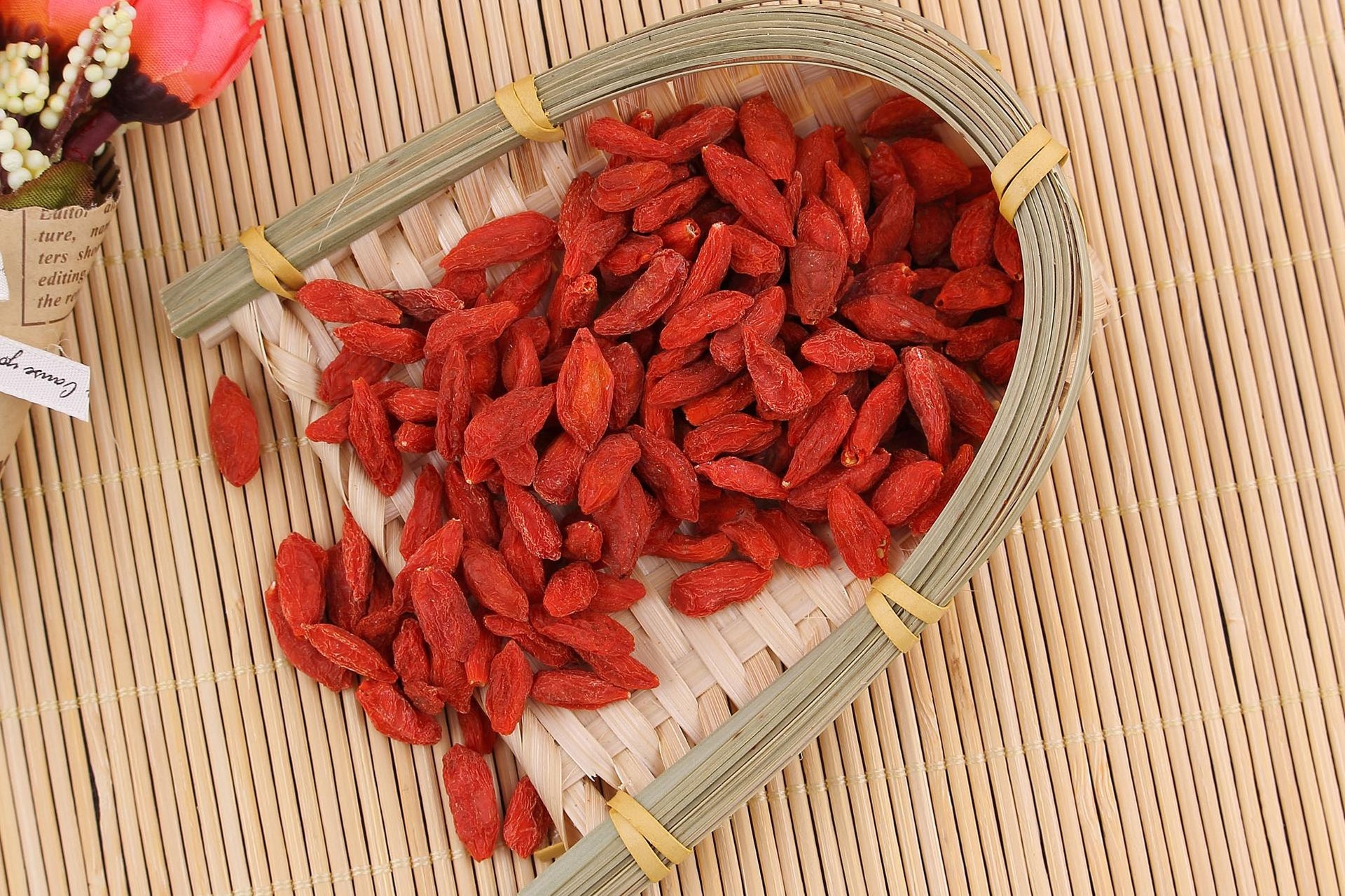 野菊花与枸杞子干品特写