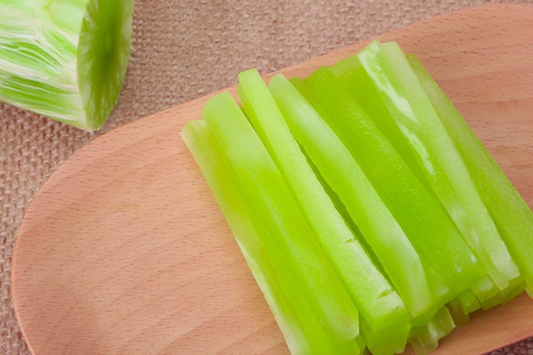 松花菜与皮蛋摆放在砧板上的食材组合