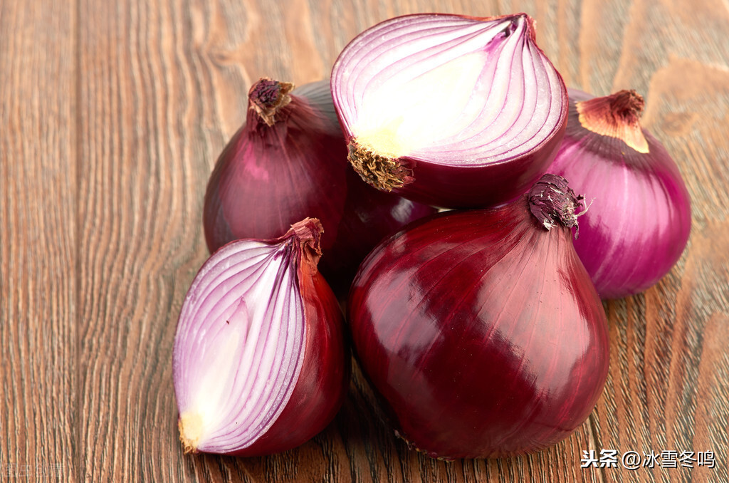 红皮洋葱厨房应用对比图：左侧为薄切生食红皮洋葱圈，晶莹透亮、粉紫色渐变明显；右侧为低温慢炒15分钟后的红皮洋葱丝，呈现琥珀色半透明状态，油润光泽，盛于素陶盘中，旁置海盐与初榨橄榄油