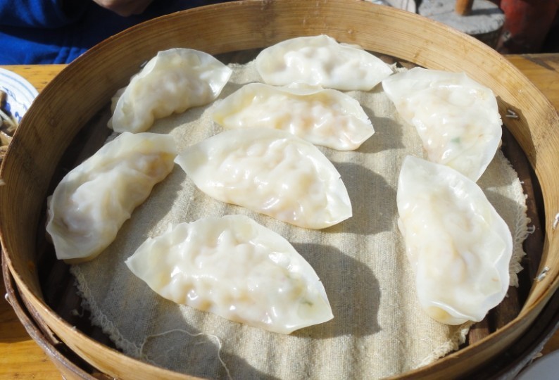 蒸好的白菜猪肉饺子特写