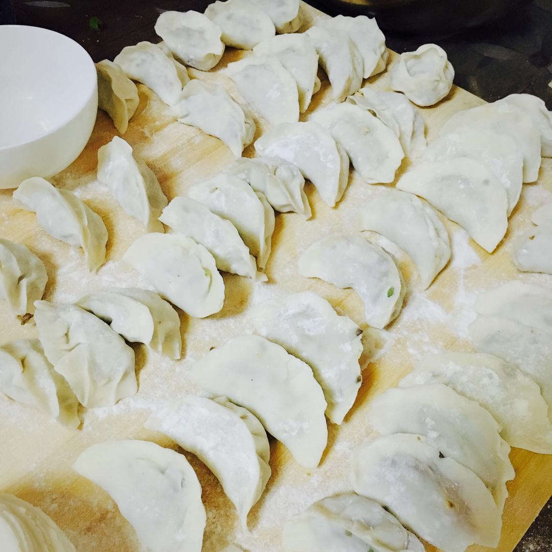 手工包制白菜猪肉饺子特写图
