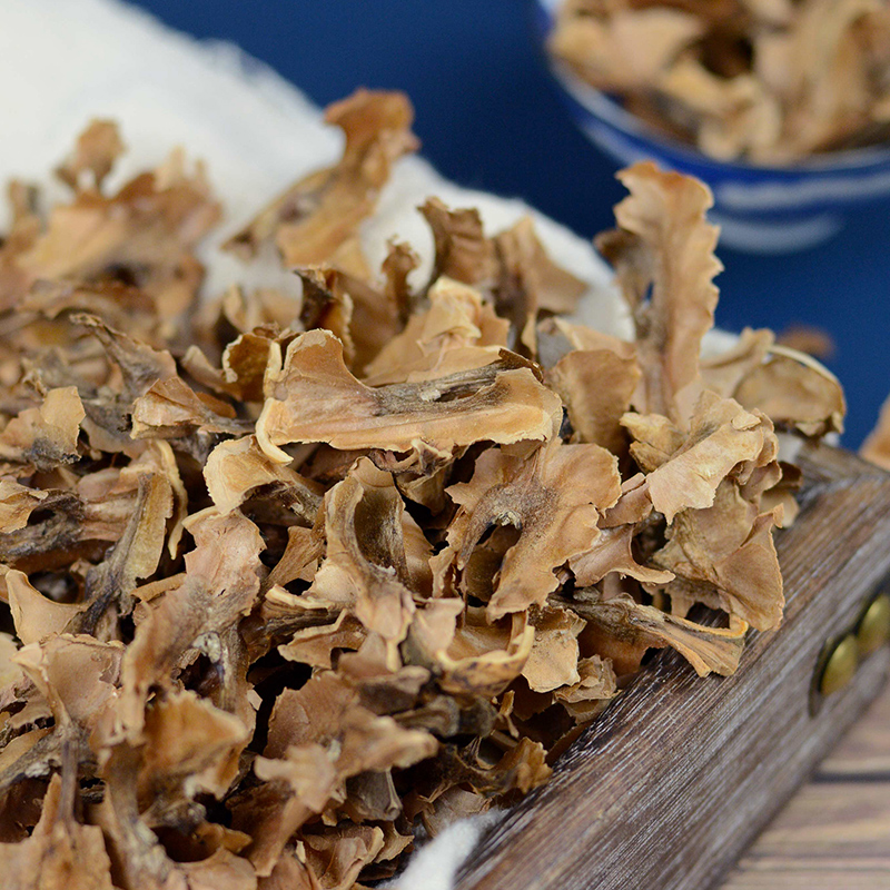 创意摆盘：五颗剥好的薄皮新鲜核桃仁呈花瓣状围在中央，点缀蓝莓与薄荷叶，背景为哑光陶盘与亚麻餐巾，自然光线下果仁油润透亮，表面可见细微纹理与湿润水光