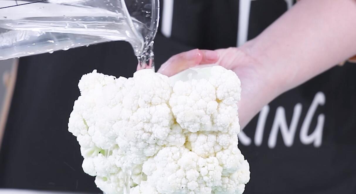 挤干白菜水分的过程