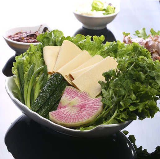 三格拼图:左上为翠绿爽脆的炝拌手撕包菜配花生米;右上为金黄蓬松的包菜鸡蛋饼切块;下方为奶白汤中浮着半透明包菜片与嫩豆腐的酸辣炖菜,蒸汽氤氲,体现‘脆、香、润’三种质地 圆包菜三种家常吃法拼图