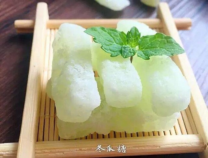 冬瓜条在阳光下晾晒场景