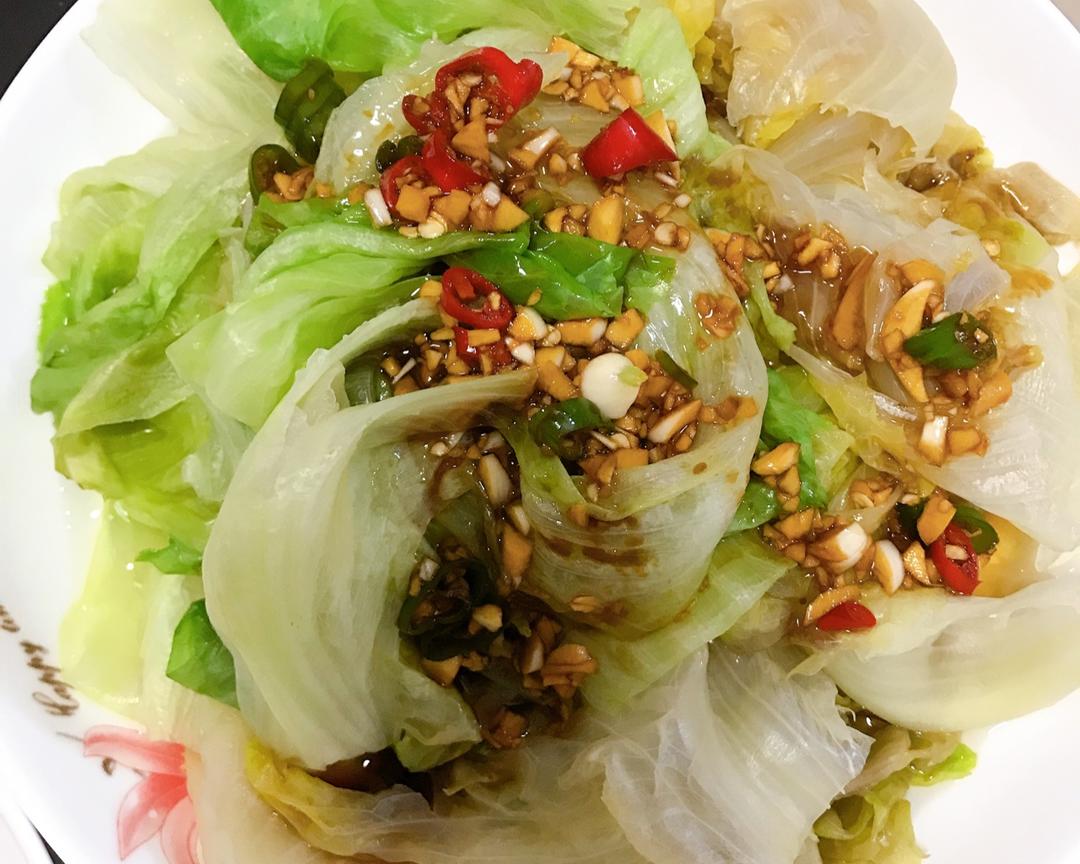 家庭厨房场景：手撕罗马生菜叶片置于竹制沥水篮，旁边摆放鲜切彩椒丁和猕猴桃片，桌面铺亚麻布，体现“现吃现撕、即食搭配”的科学原则