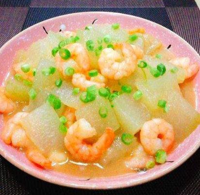 洁白瓷盘中盛放着冬瓜炒虾仁,冬瓜呈半透明状,虾仁粉红饱满,点缀绿色葱花,旁边配有一碗白米饭和竹筷,整体摆盘简洁美观 成品展示图