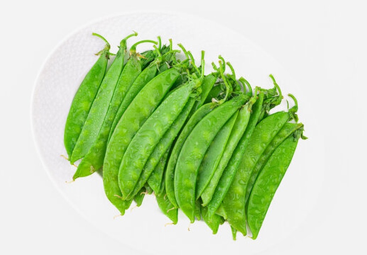 家庭厨房中清洗荷兰豆的过程