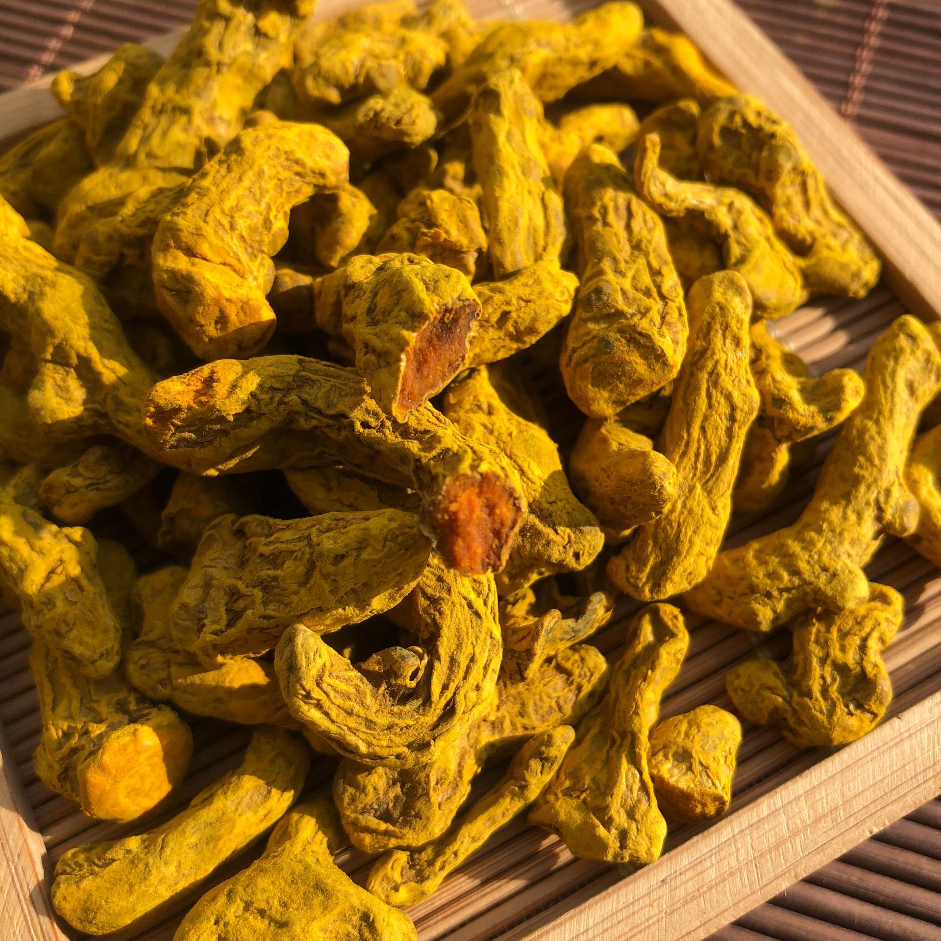 姜黄根茎与粉末特写