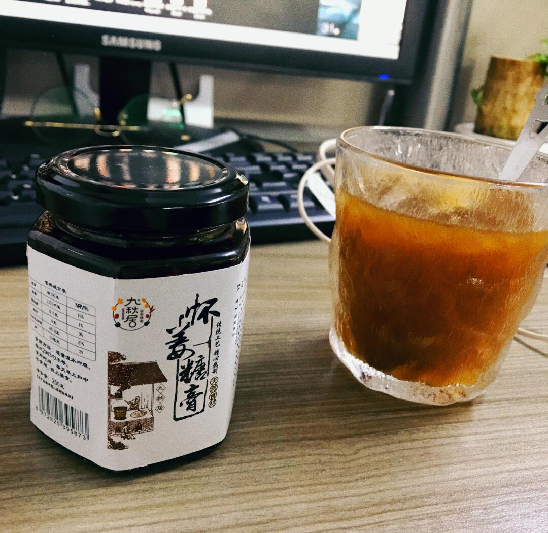 女性经期护理场景图
