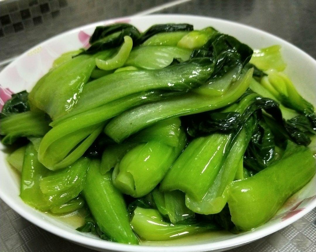 怀山药与上海青清炒成品特写,展示色泽分明、质地爽脆与山药片半透明质感,强调少油健康烹饪效果 山药油菜清炒成品图:翠绿油菜段与半透明山药片相间,表面油润不腻,撒有少量白芝麻,盘底无多余汤汁,体现“清炒少油、火候精准”的健康烹饪标准